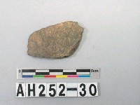 藏品(灰色夾砂陶片)的圖片